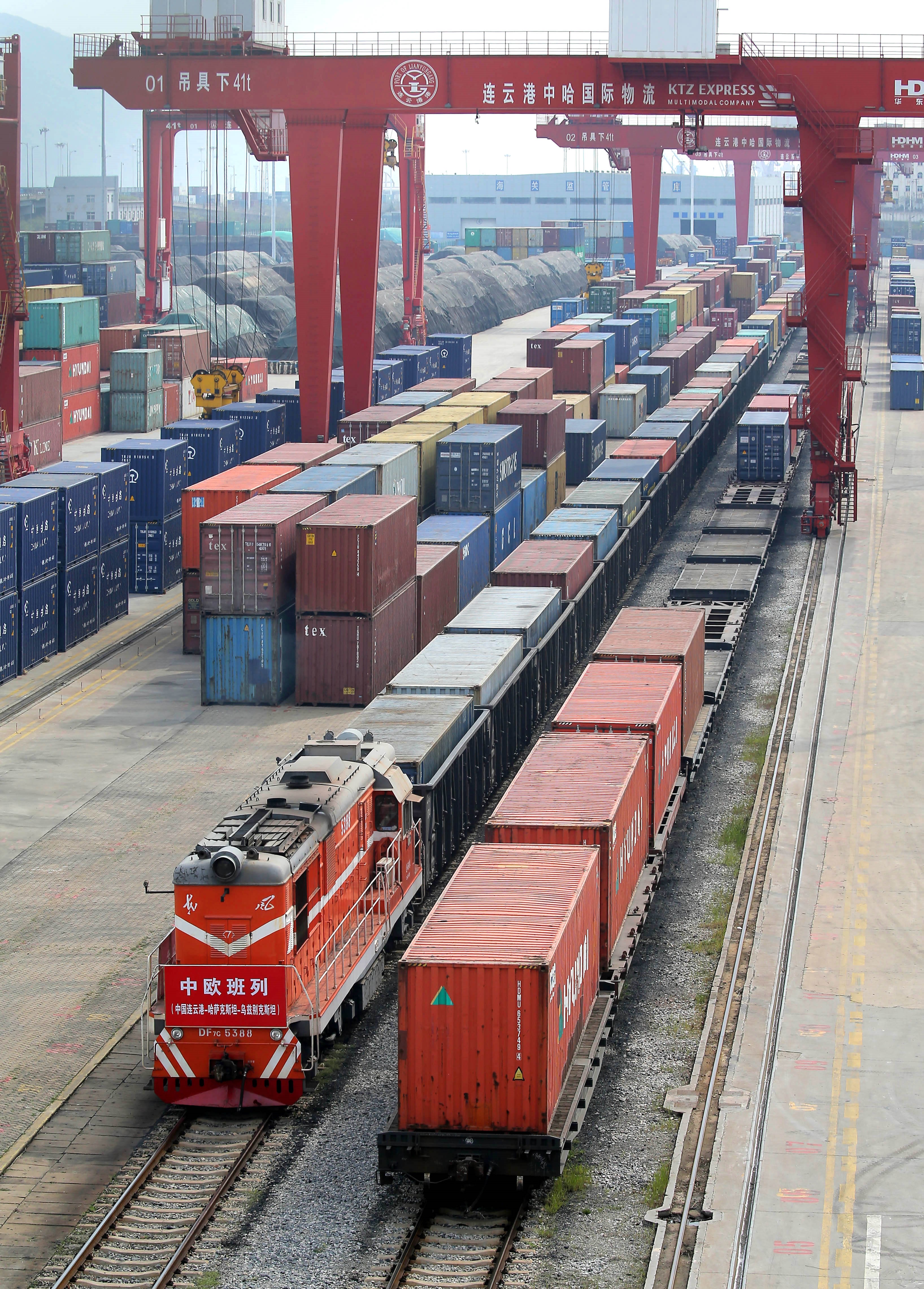 “Les trains de fret Chine-Europe” facilitent le transport des fournitures anti-épidémiques.