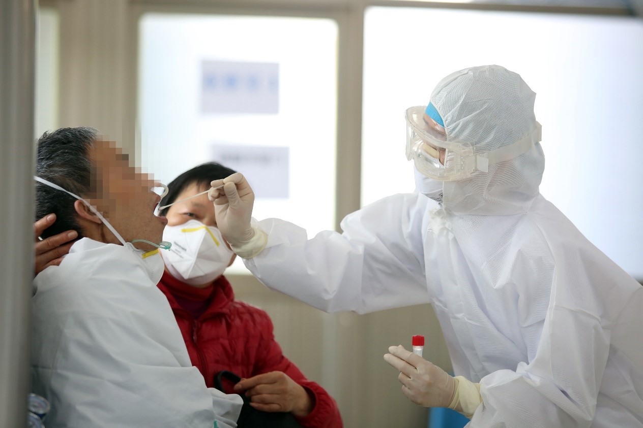 Hommage aux « guerriers en blanc » qui avancent sans jamais reculer